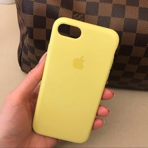 Apple iPhone 7 yellow silicone case